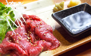 常陸牛の炙り牛刺し写真
